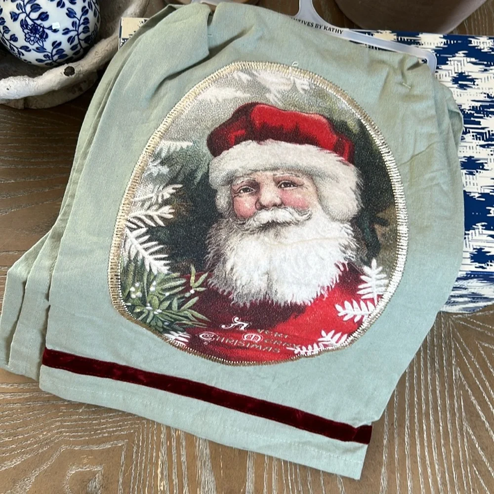 NEW! Vintage Inspired Classic Santa Claus Christmas Holiday Hand Towel